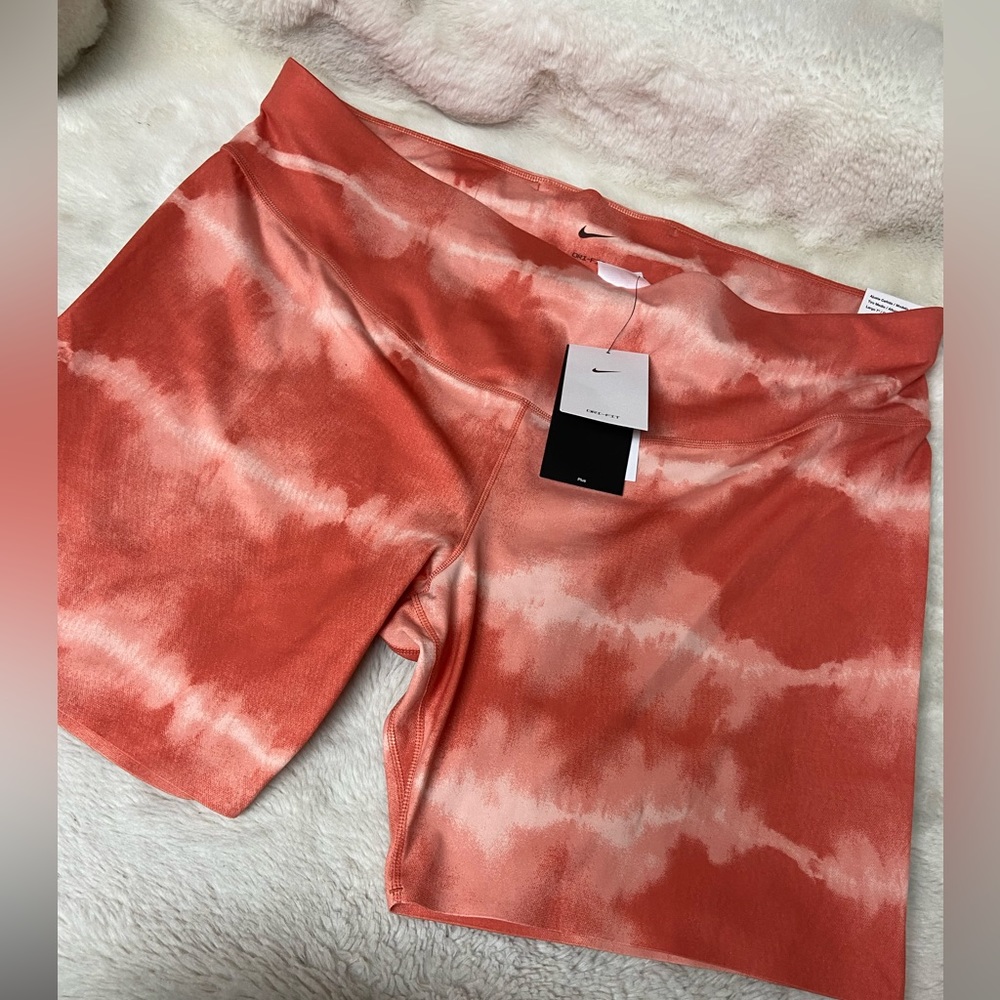 * NWT Nike 3X women plus size one Luxe Dri-Fit tight fit mid rise 7” bike shorts